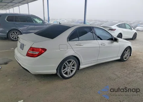 2013 Mercedes-Benz C 250 z USA, uszkodzony, nr VIN WDDGF4HB1DR248551